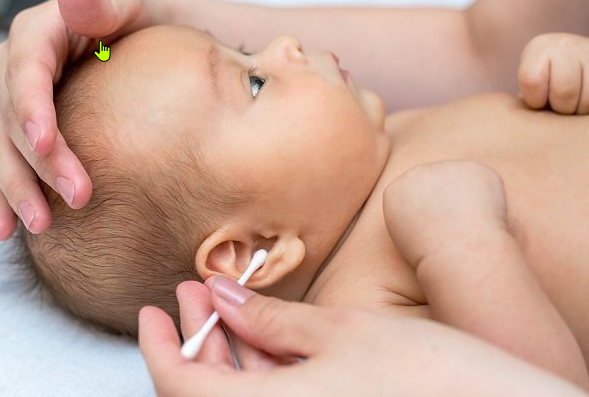 Cara Membersihkan Telinga Bayi Tidak Bisa Sembarangan