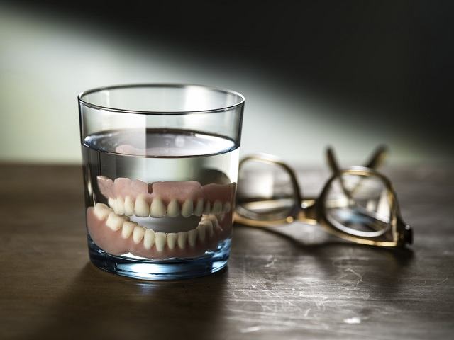 Cara Merawat Gigi Palsu yang Perlu Diketahui